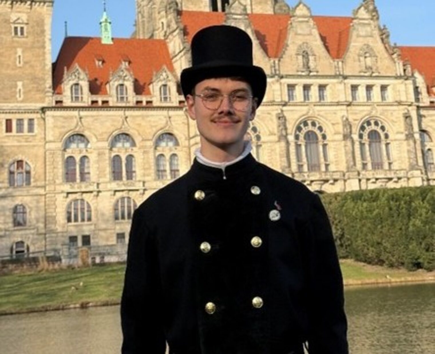 Schornsteinfeger Henner Hölscher vor der Kulisse des neuen Rathauses in Hannover.