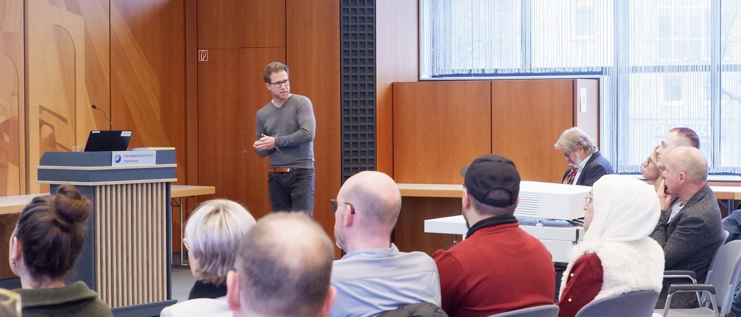 Top-Keynote-Speaker Daniel Dirkes vor Publikum beim Ehrenamtsforum.