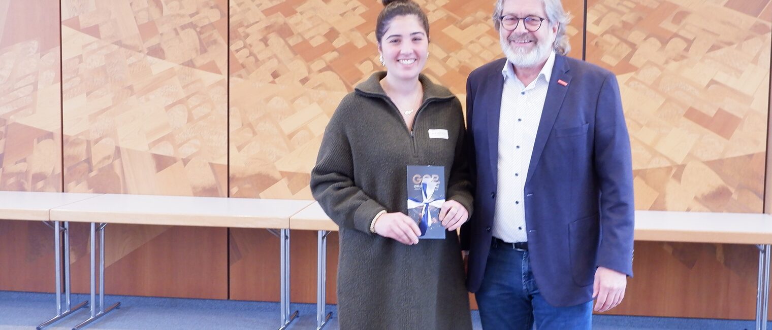 Karsten Heineking und Zahra Javid Milani bei der Ehrung.