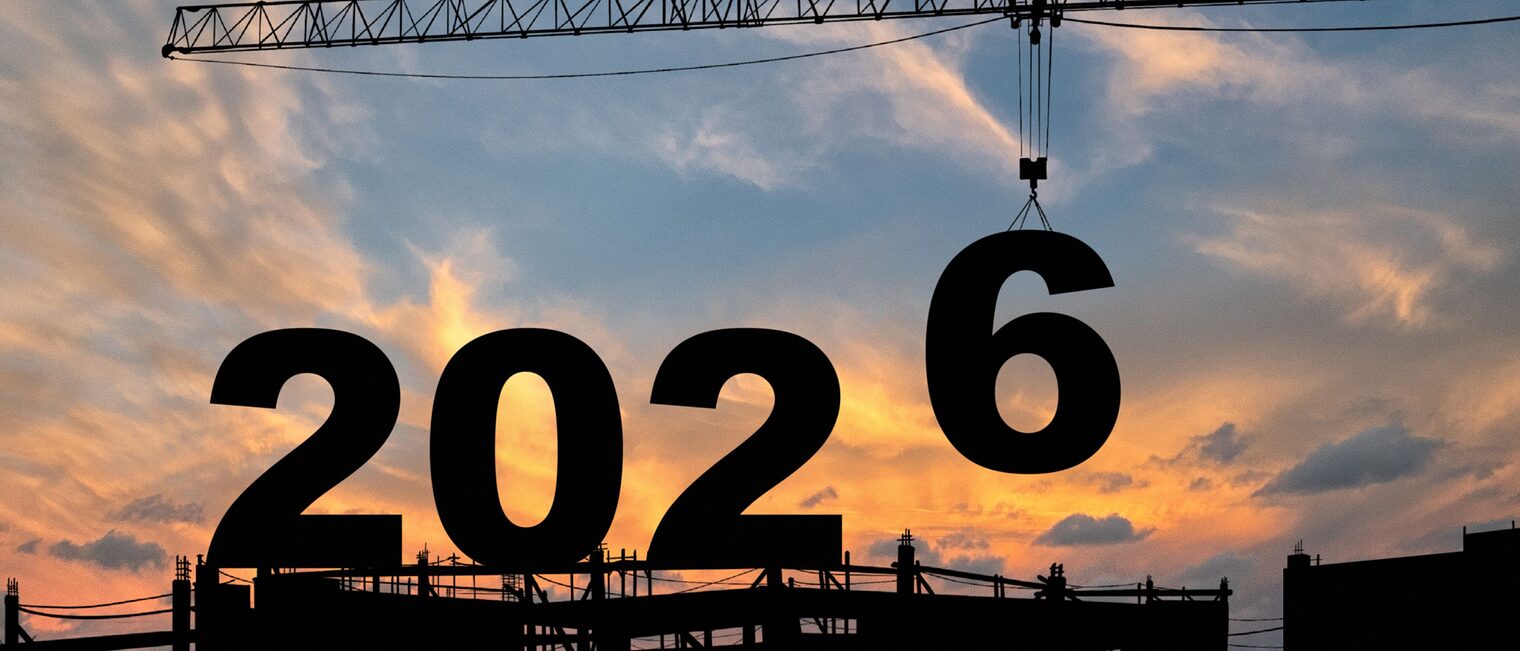 Kran, der die 6 vom Jahr 2026 auf ein Baugerüst hebt.