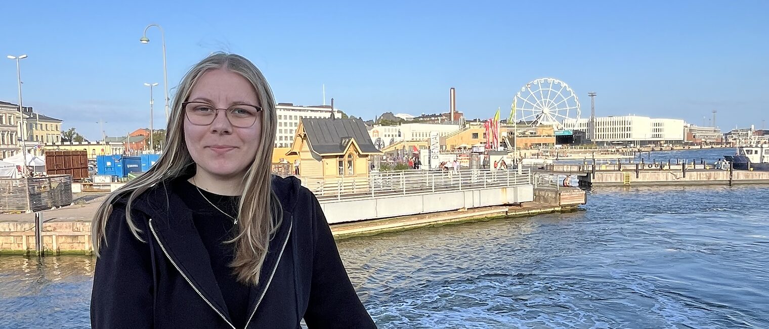 Auszubildende steht auf einer Brücke in Helsinki.