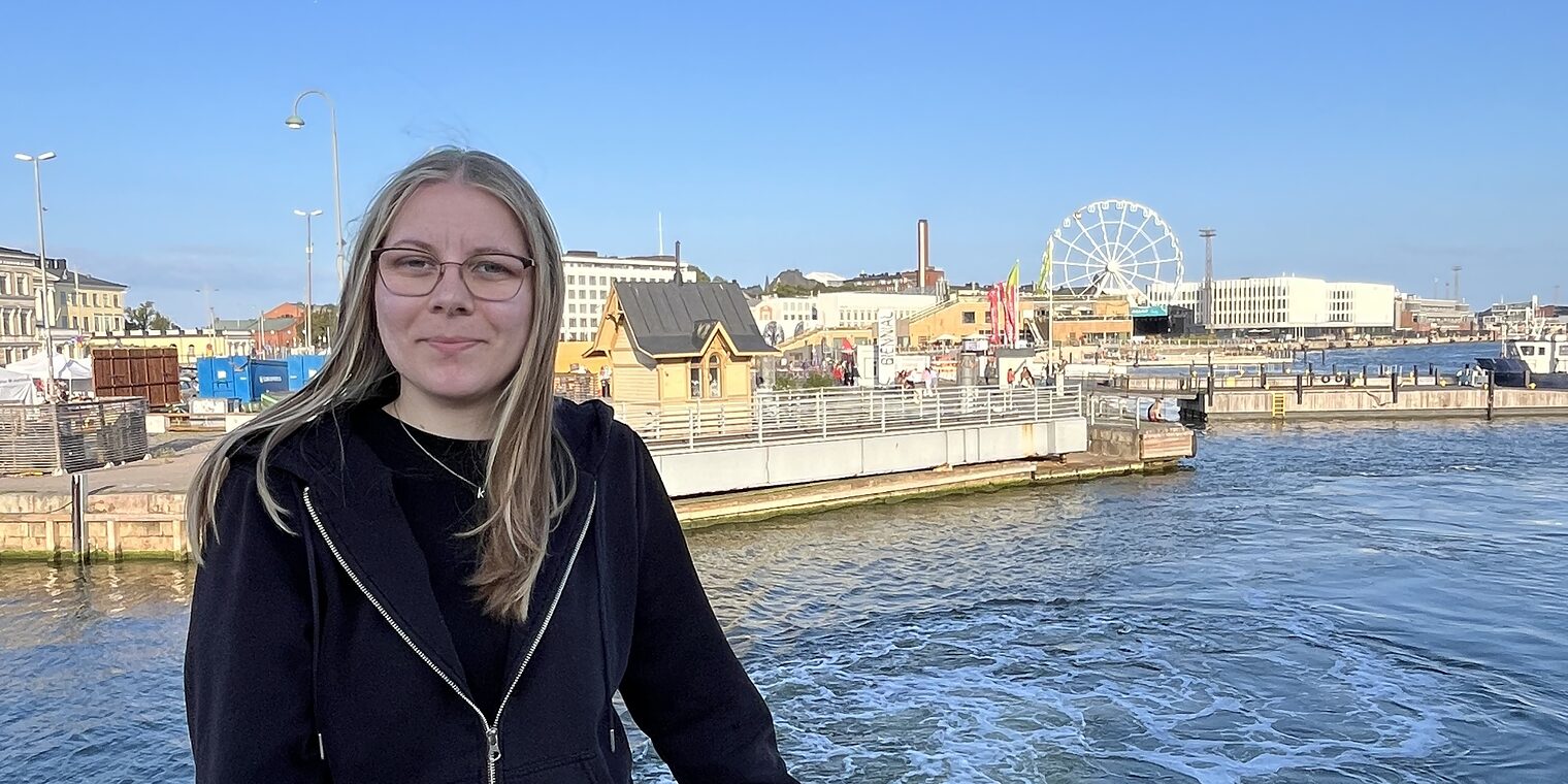 Auszubildende steht auf einer Brücke in Helsinki.