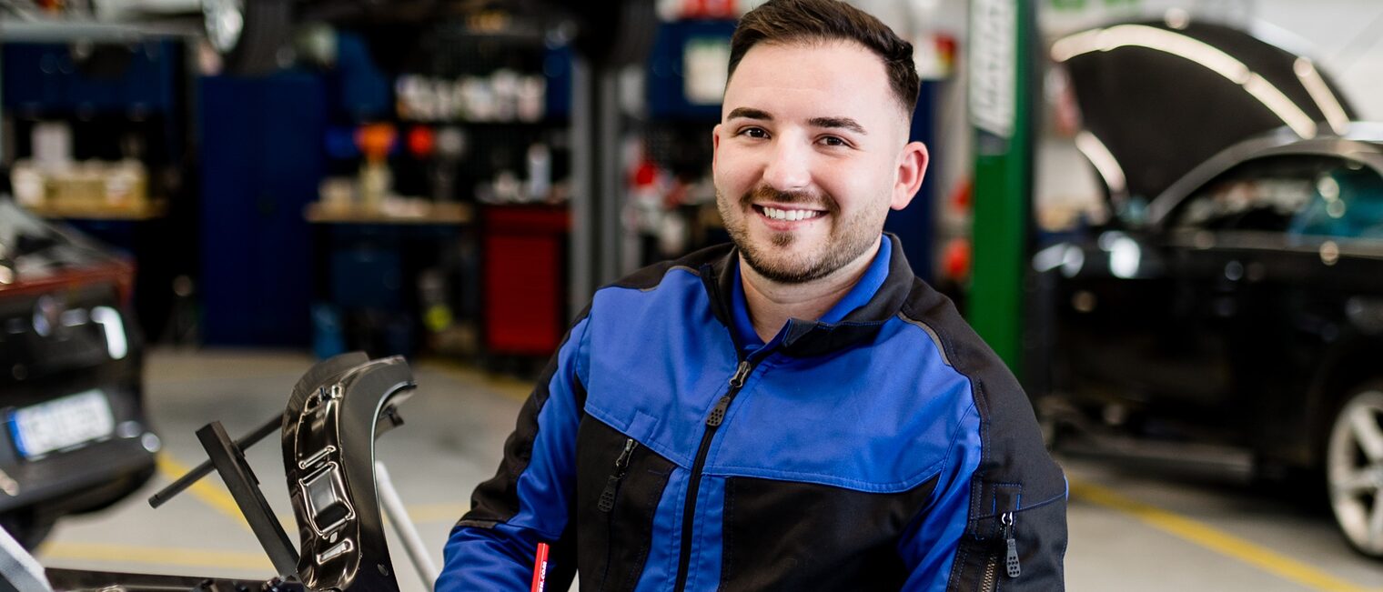 Kanditdat Mister Handwerk Andrei-Cristian Török in einer Kfz-Werkstatt.