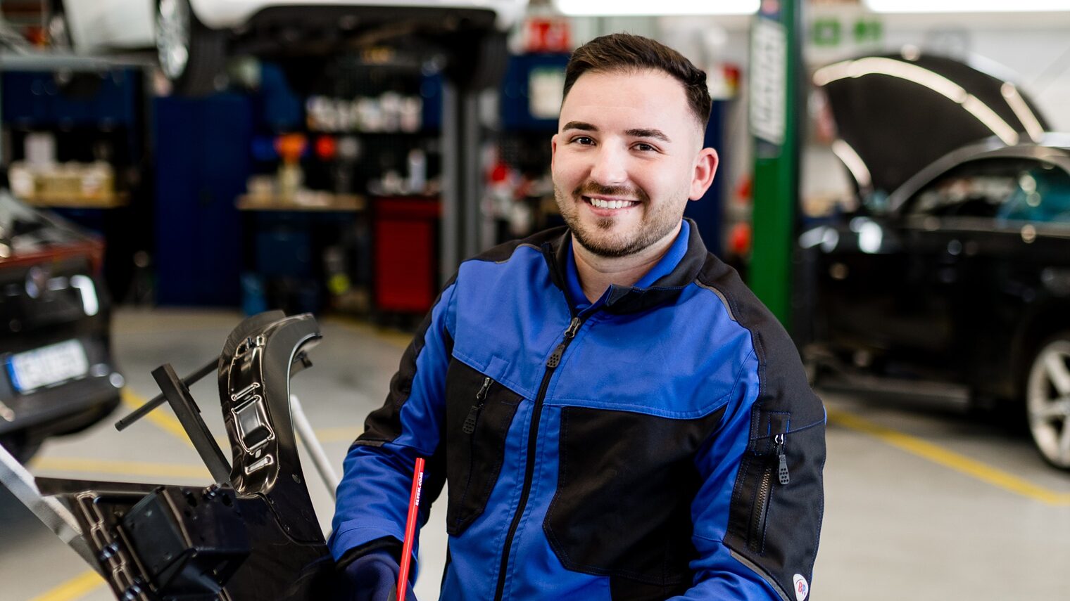 Kanditdat Mister Handwerk Andrei-Cristian Török in einer Kfz-Werkstatt.