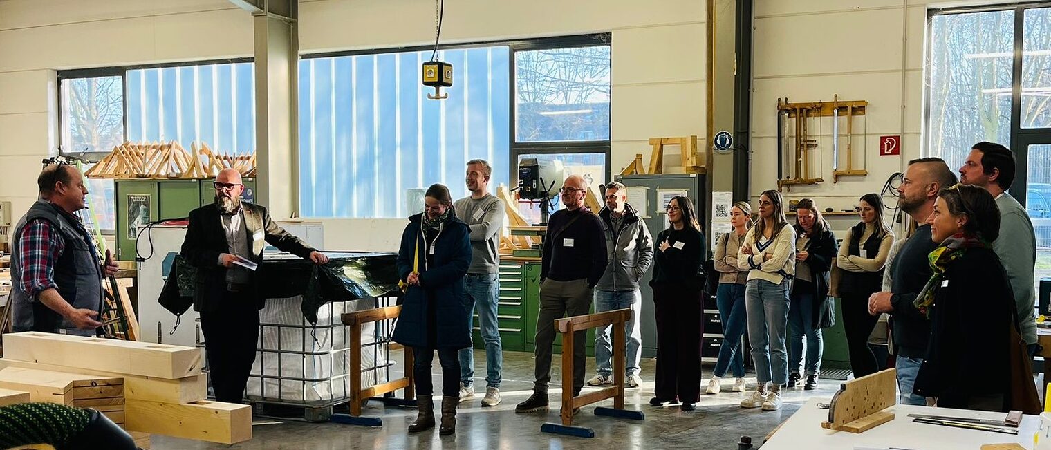 Besucher des Civilia-Bildungstages in den Werkstätten auf dem Campus Handwerk.