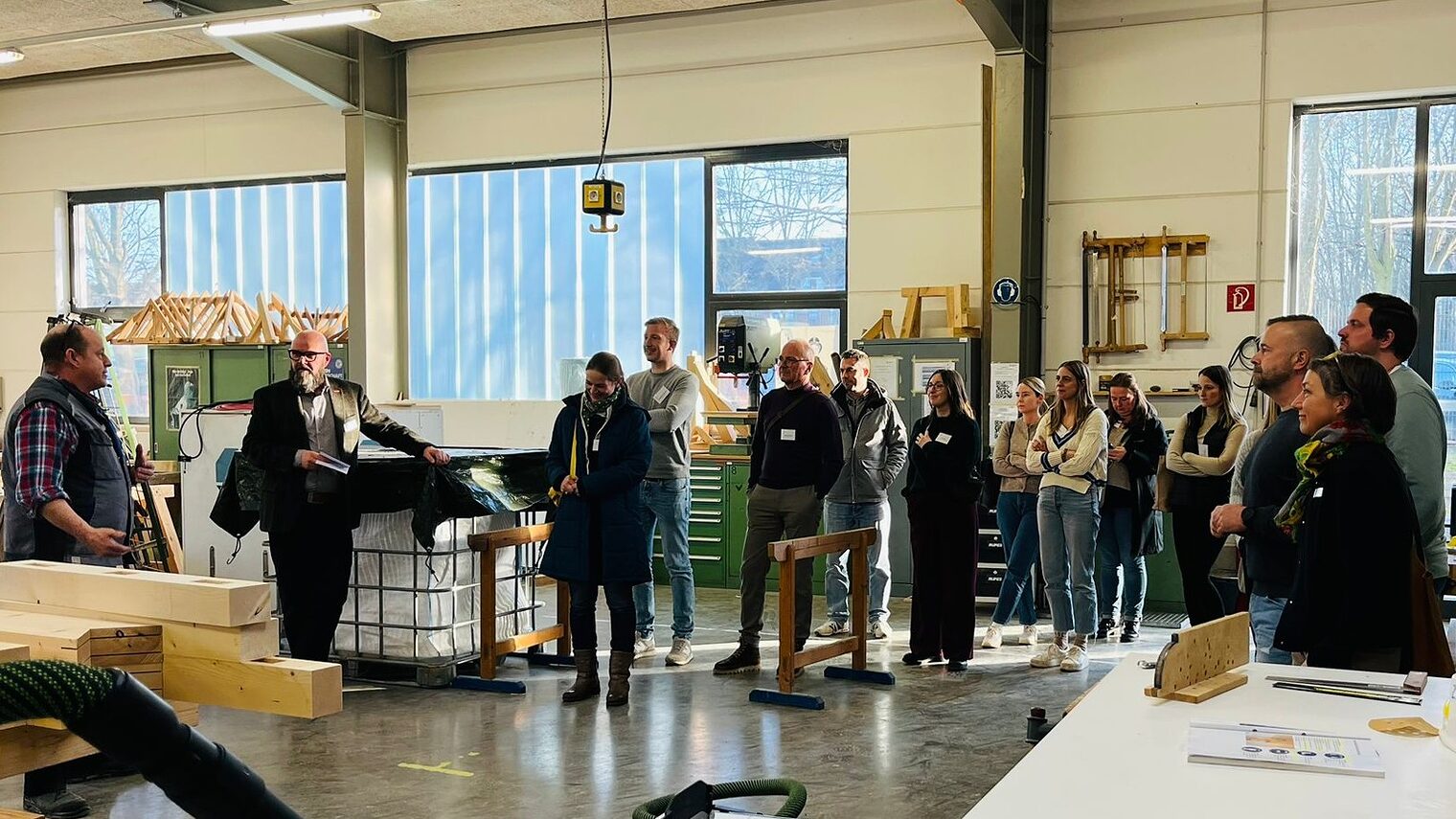 Besucher des Civilia-Bildungstages in den Werkstätten auf dem Campus Handwerk.