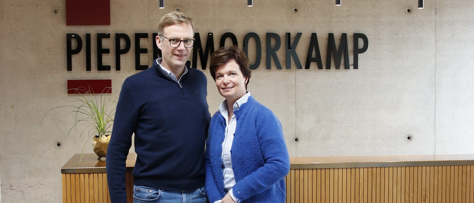Das Unternehmerehepaar Klaus und Ina Moorkamp stehen vor dem Empfangstresen im Betrieb.