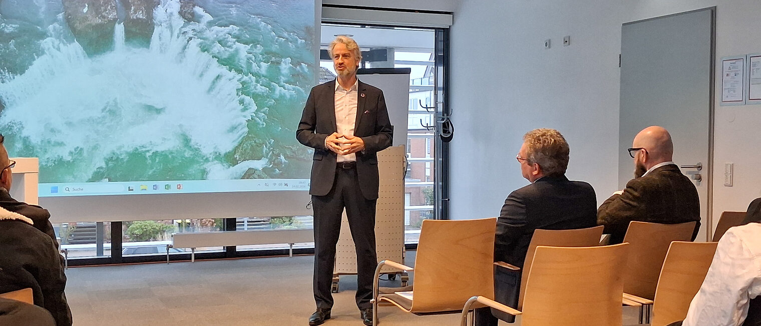 Hauptgeschäftsführer der Handwerkskammer Hannover Peter Karst begrüßt die Gäste.