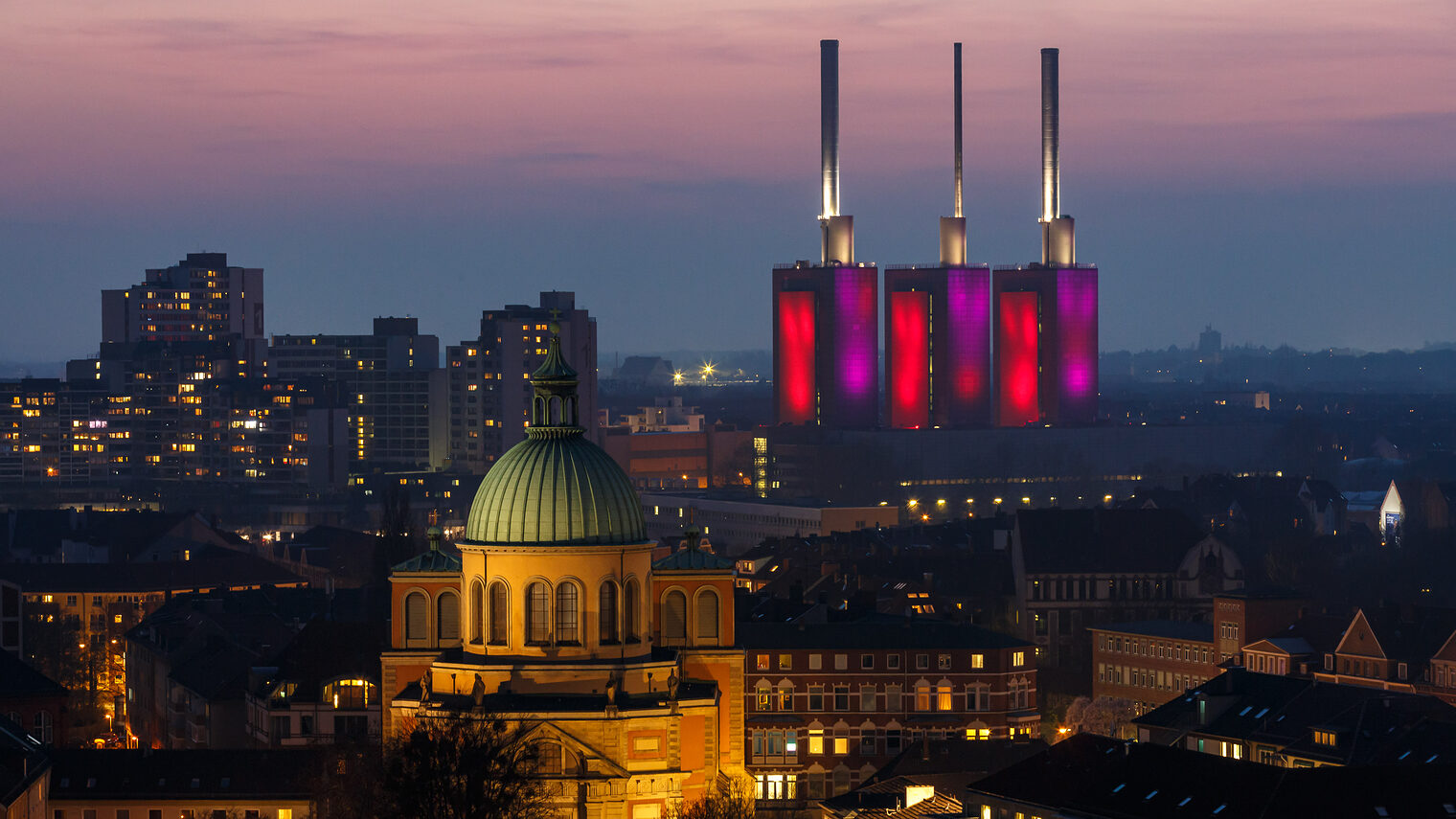 Heizkraftwerk Linden bei Nacht beleuchtet.