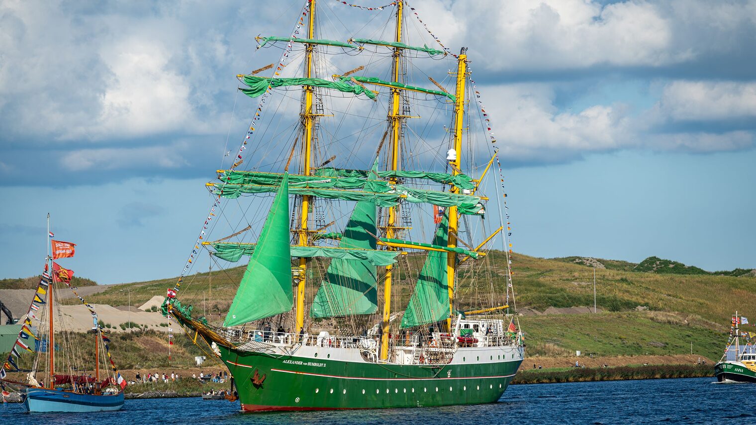Das Segelschiff Alexander von Humboldt II auf dem Wasser.