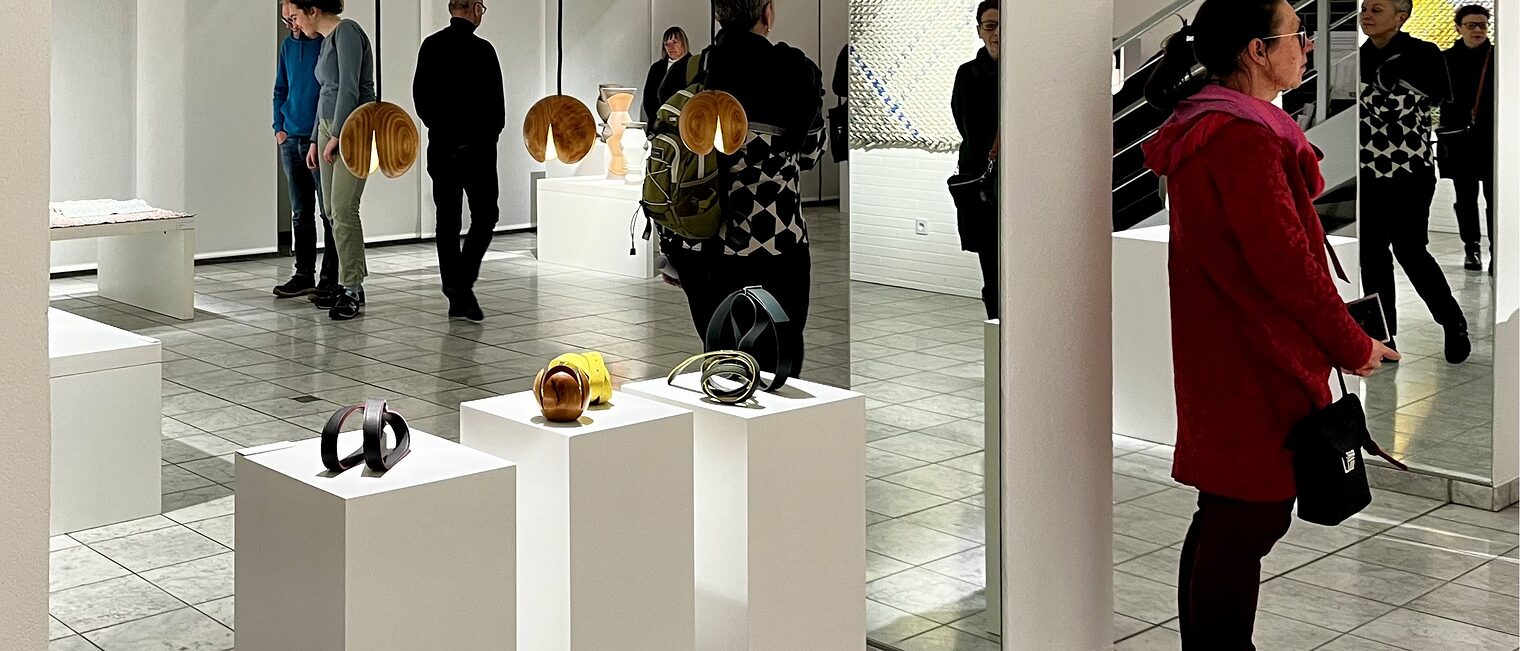 Ausstellungsräume der Handwerksform mit Besuchern.