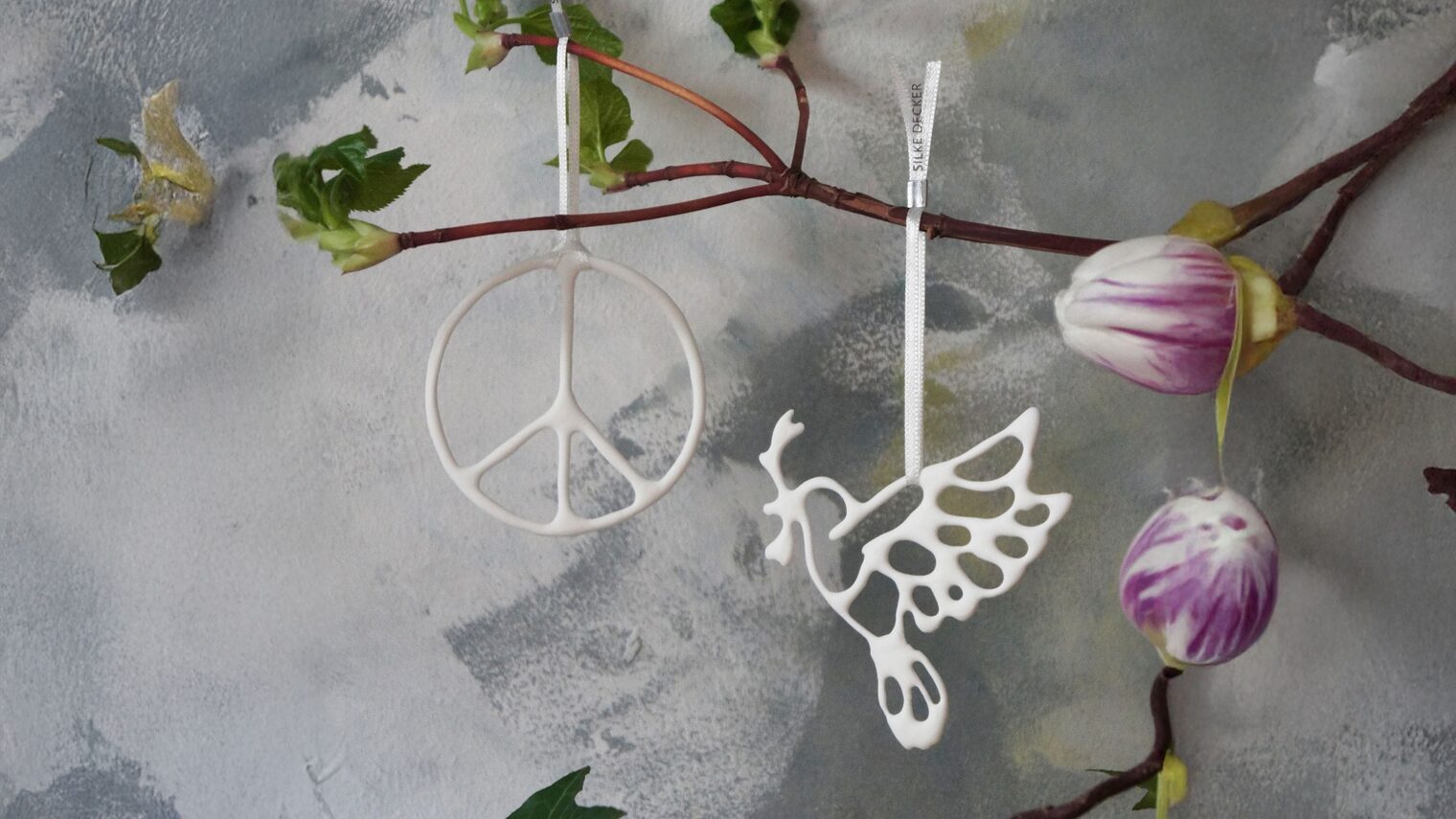 Anhänger aus Keramik: Peace-Zeichen und Taube an einem Ast.