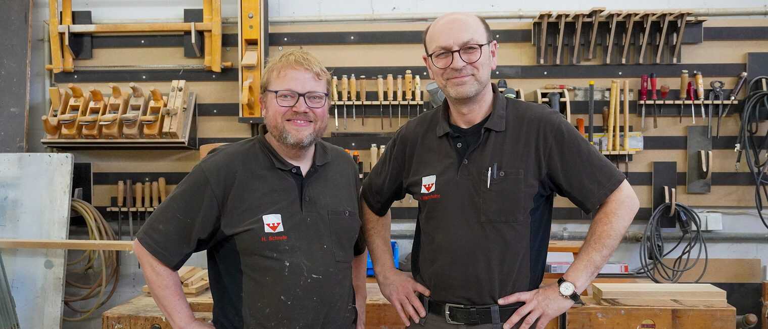 Hanno Schnelle (links) und Kai Wehrhahn (rechts) in der Werkstatt der Tischlerei Wehrhahn.