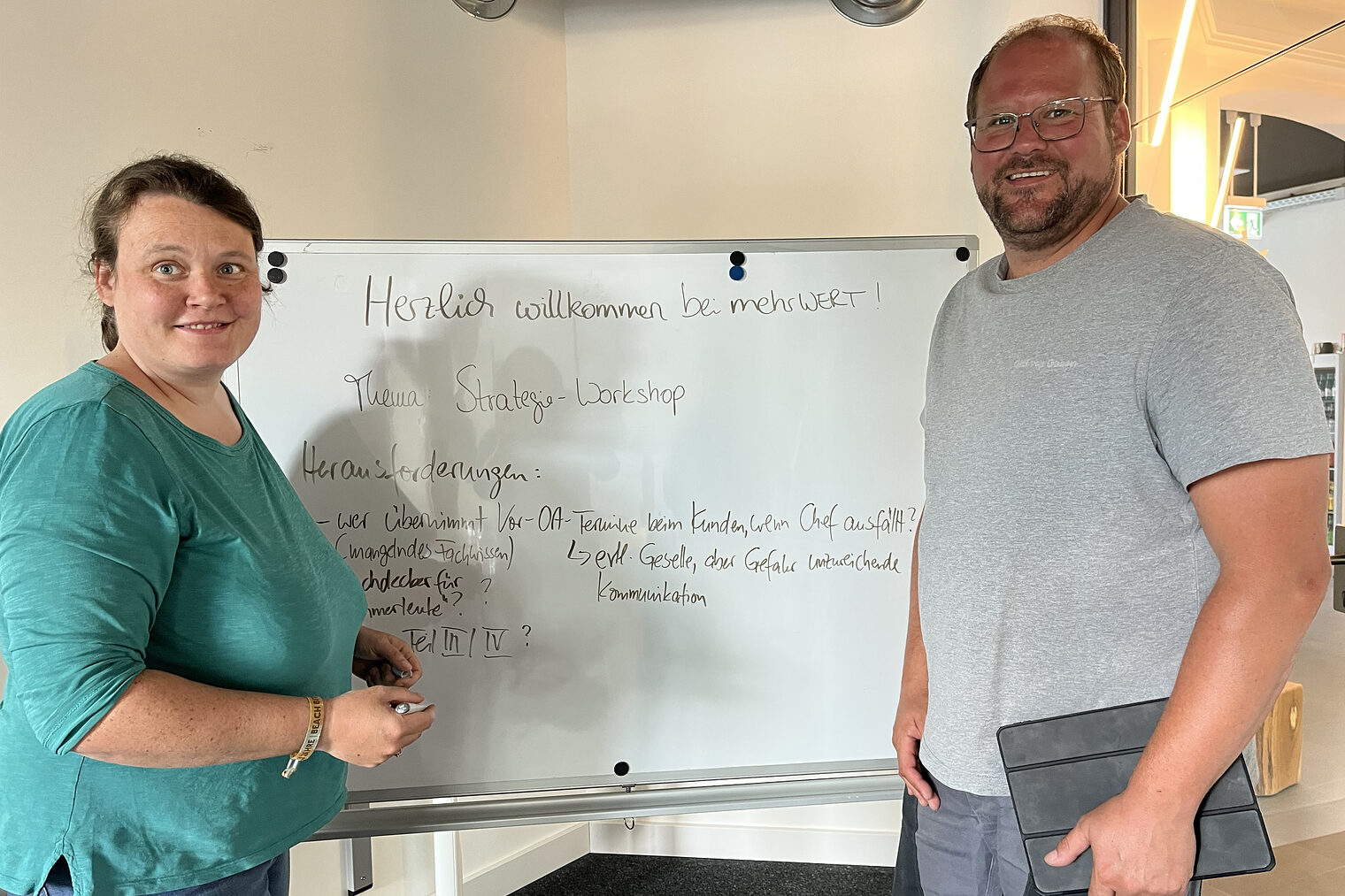 mehrWERT-Beraterin Caroline Valendiek macht mit Dachdeckermeister Stefan Bollwitte eine Bestandsaufnahme im Betrieb.