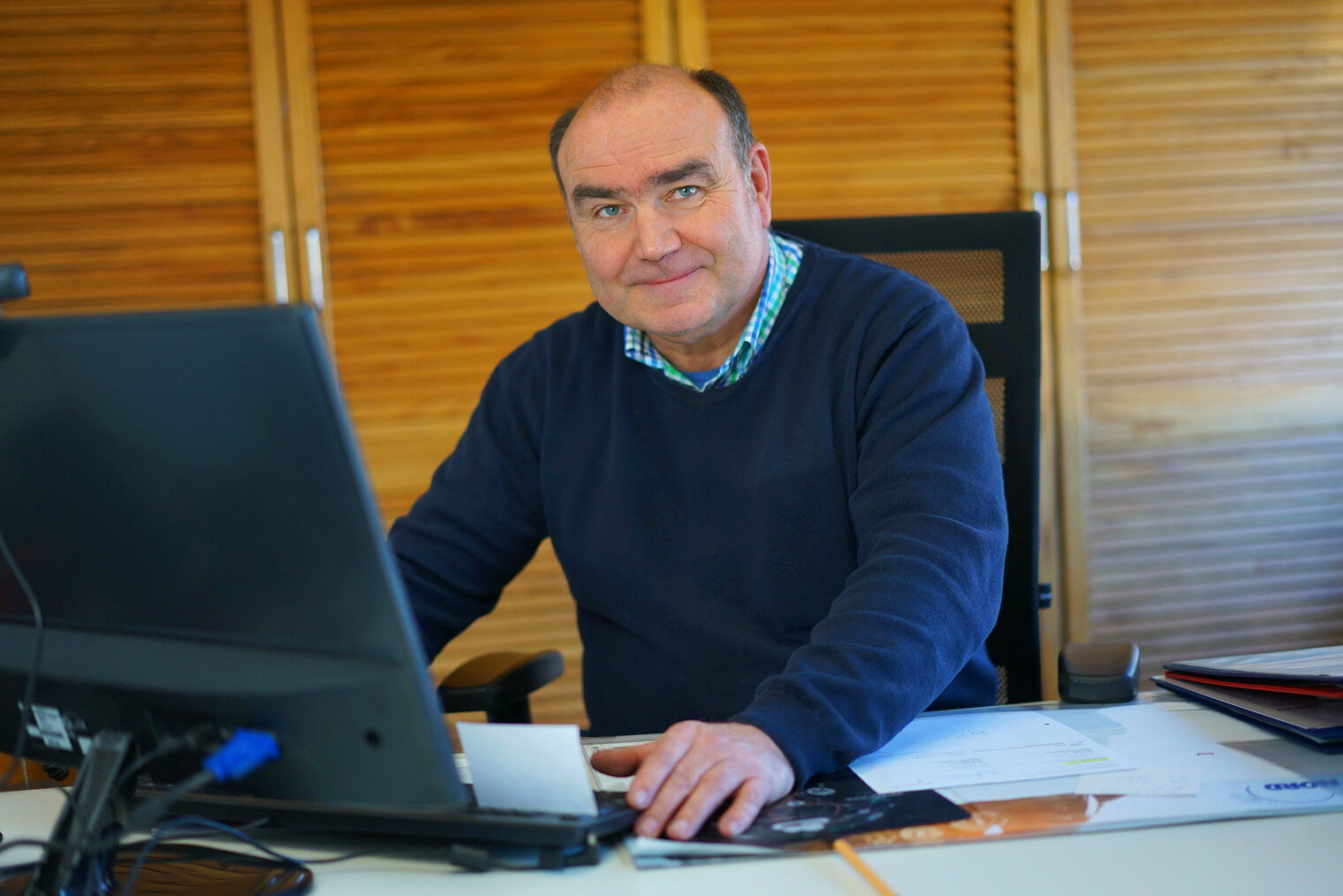 Joachim Katz im Büro am Computer.