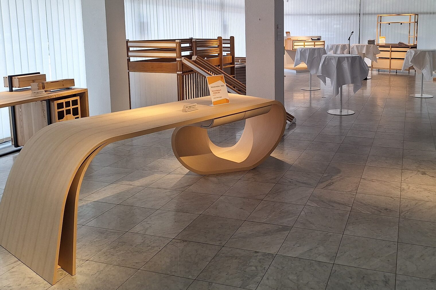 Austellungsräume der Handwerksform mit Tischlermeisterstücken.