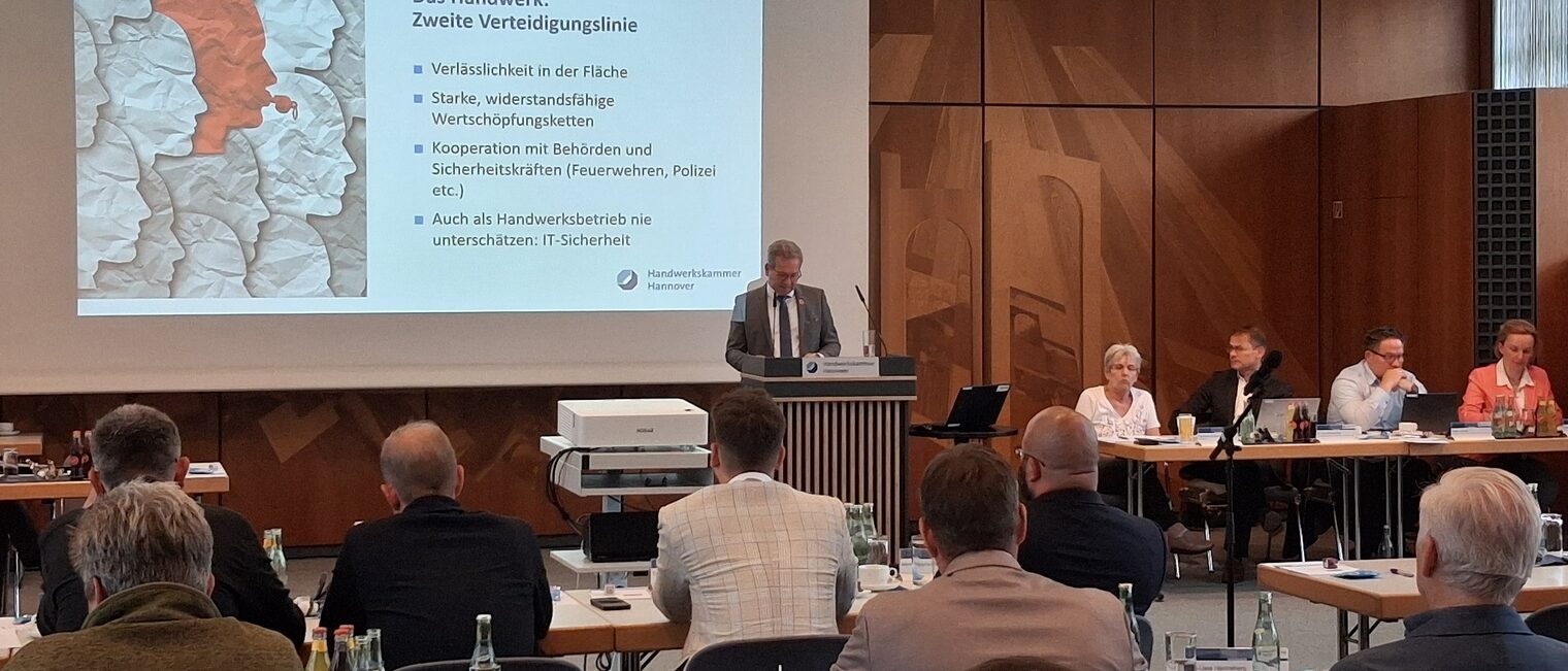 Kammerpräsident Thomas Gehre bei der Frühjahrsvollversammlung 2026.