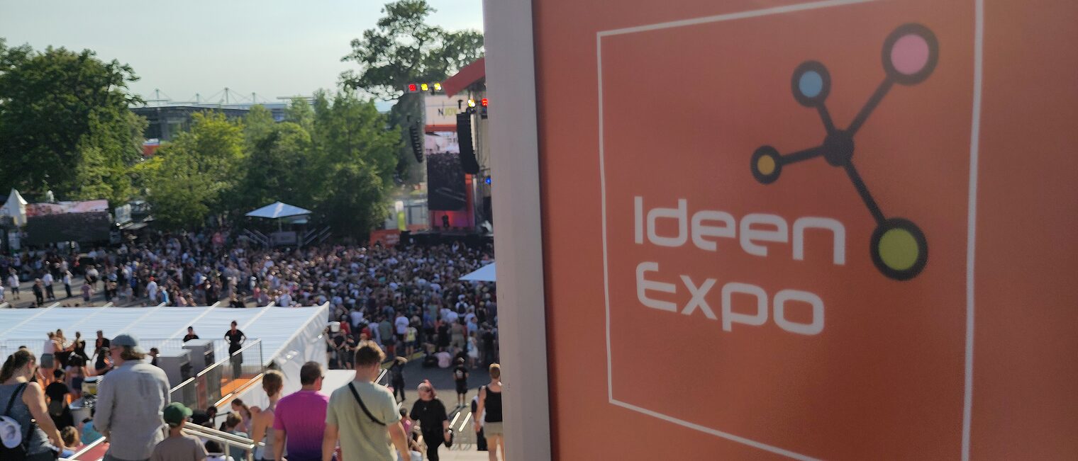 Schild mit Aufschirft "IdeenExpo" aus 2026