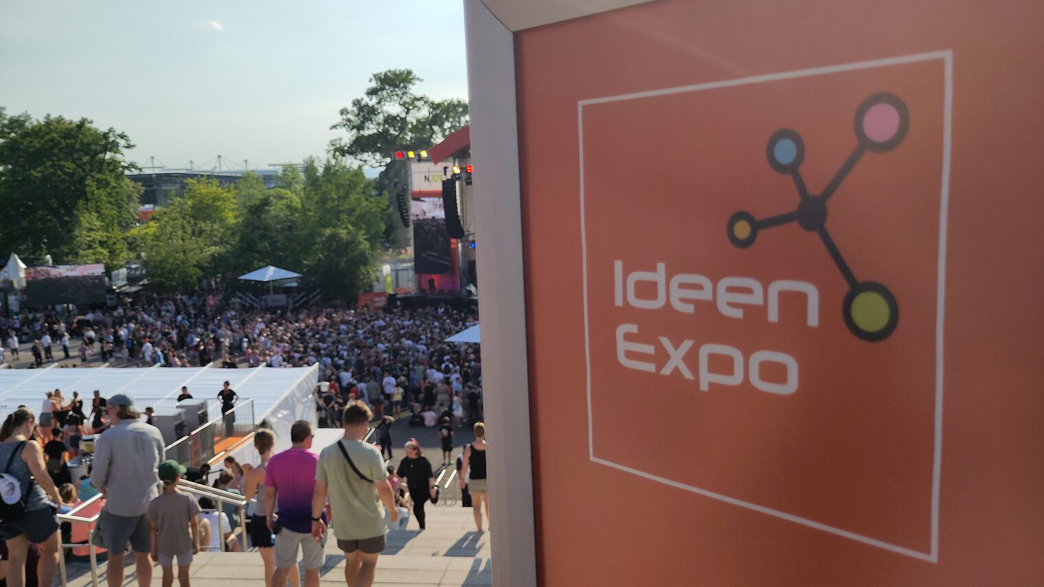 Schild mit Aufschirft "IdeenExpo" aus 2026