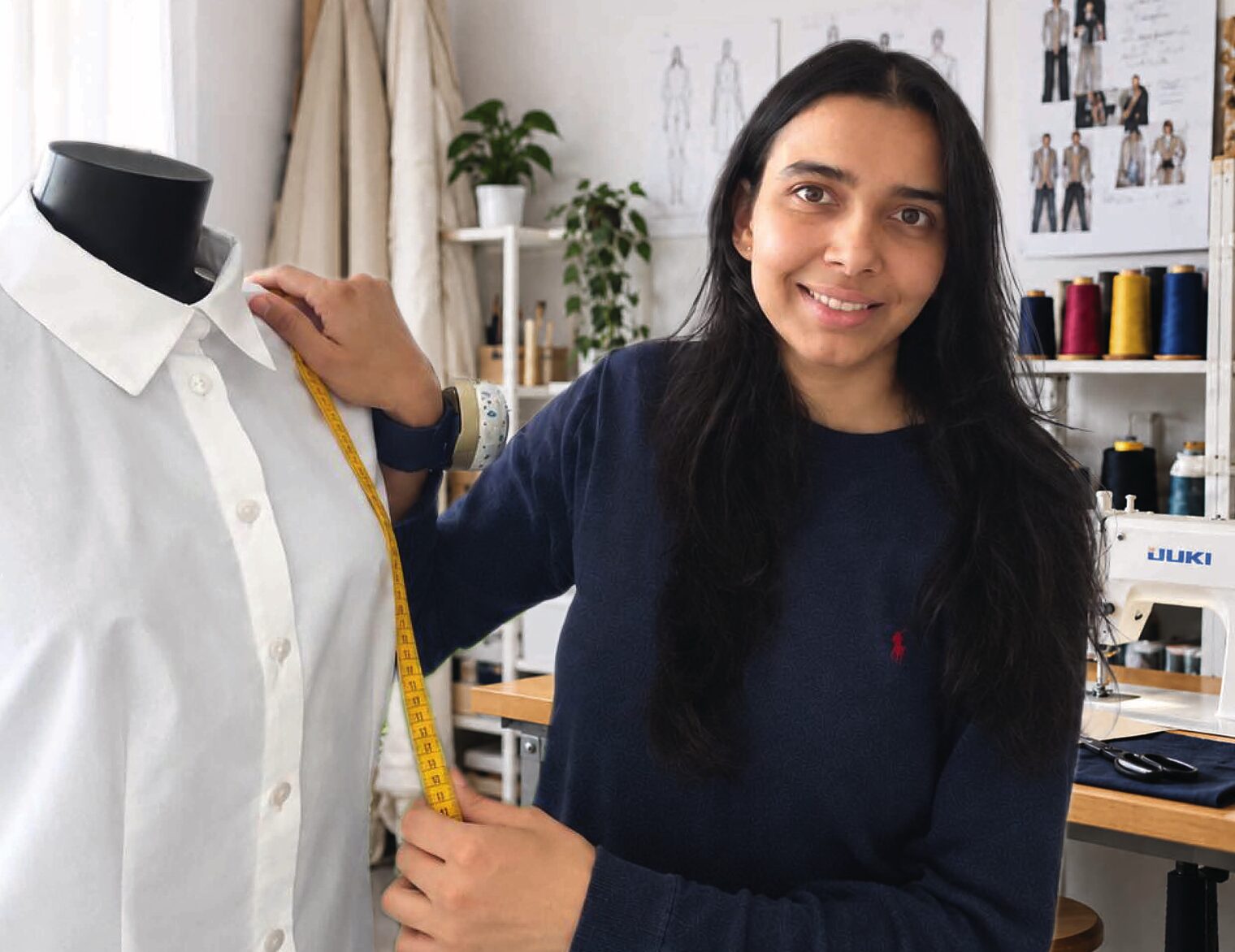 Miriam Rafie Vardini imit Maßband vor einer Puppe mit Bluse.